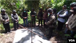 TGPF saat ziarah ke makam Pendeta Yeremia di Kabupaten Intan Jaya pada 9 Oktober 2020. (Foto: VOA)