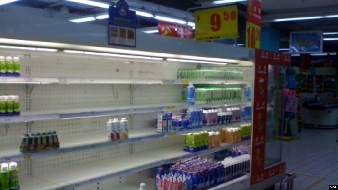 Pemerintah Tiongkok menarik susu yang dicurigai tercemar dari berbagai supermarket tahun 2008.