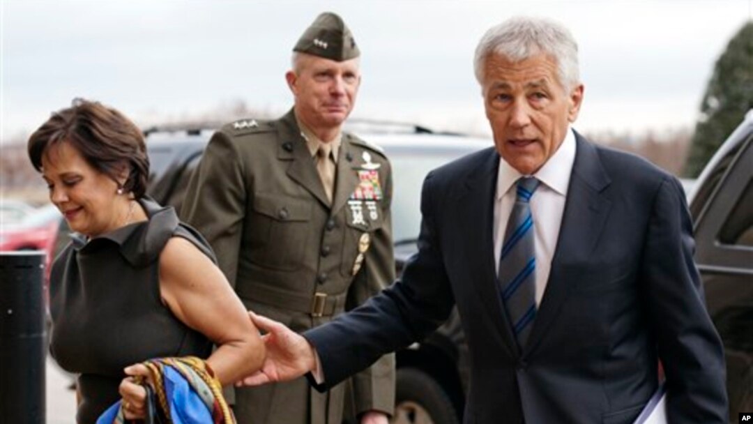 Ông Chuck Hagel và phu nhân Lilibet đến Ngũ Giá Ðài để tuyên thệ nhậm chức, ngày 27/2/2013. 