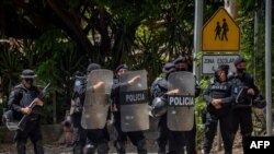 Una línea de policías antidisturbios monta guardia frente a la casa de Cristiana Chamorro, exdirectora de la Fundación Violeta Barrios de Chamorro y candidata presidencial, en Managua, el 2 de junio de 2021.