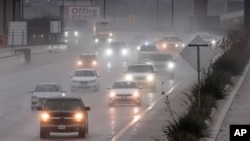 Los vehículos avanzan por una carretera empapada por la lluvia en Dallas, el jueves 26 de diciembre de 2024. (Foto AP/LM Otero)