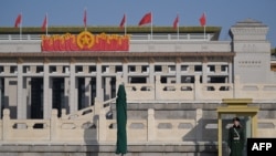 資料照：2024年3月3日，在中國一年一度的立法會議「兩會」之前，一名武警在北京天安門廣場站崗。 （法新社）