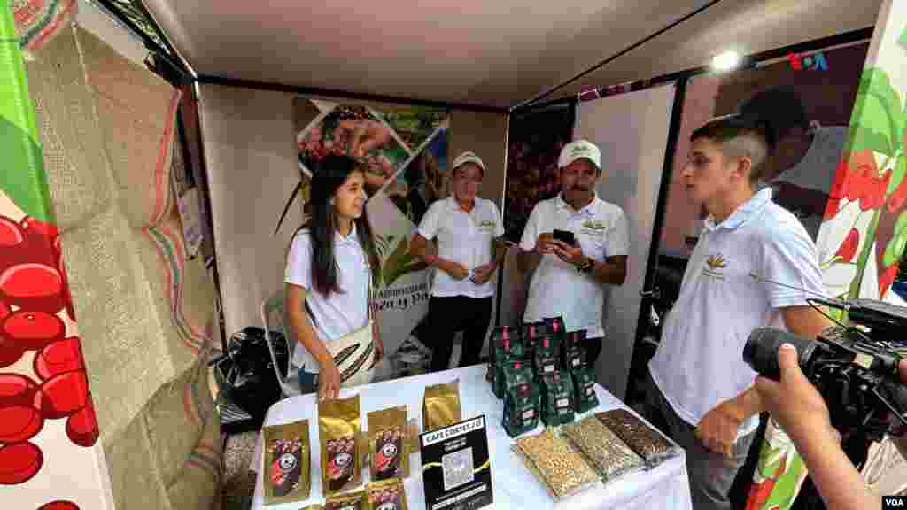 Mariana Lombana es hija de firmantes de paz y, junto a sus padres, cultiva y vende café bajo su marca propia llamada EPZ, siglas de la Asociación Esperanza y Paz, que integra a campesinos, víctimas del conflicto y firmantes de paz. FOTO: Javier Hernández, VOA.