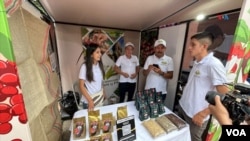 ARCHIVO - Mariana Lombana es hija de firmantes de paz y, junto a sus padres, cultiva y vende café bajo su marca propia llamada EPZ, siglas de la Asociación Esperanza y Paz, que integra a campesinos, víctimas del conflicto y firmantes de paz. (Javier Hernández / VOA)