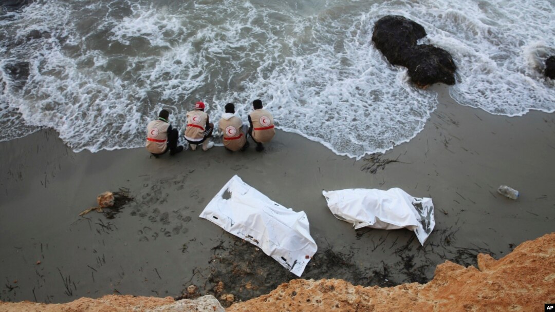 Para petugas Bulan Sabit Merah Libya menemukan jenazah para migran di lepas pantai Libya (foto: dok).