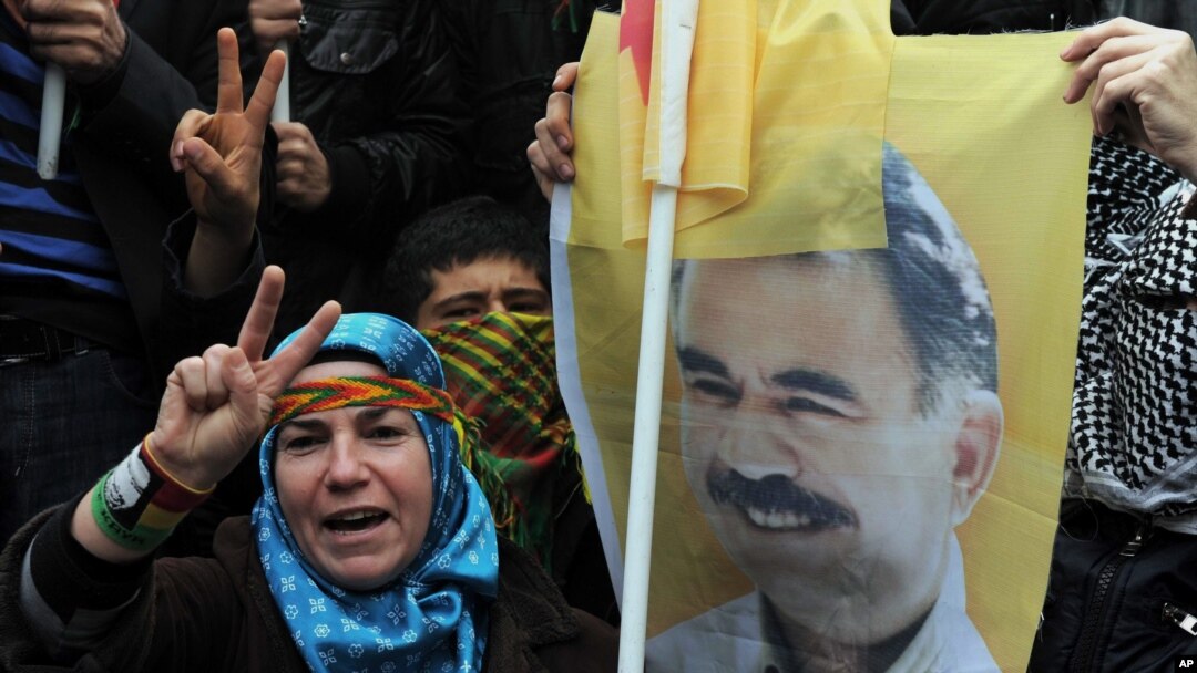 Jineke Kurd wêneya rêberê PKK'ê Abdullah Ocalan bilind dike. Stenbol, Nîsan 19, 2011