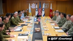  ایال زمیر رئیس ستاد ارتش اسرائیل (چپ) با دریاسالار برد کوپر، رئیس ستاد فرماندهی مرکزی ایالات متحده (سنتکام) - آرشیو