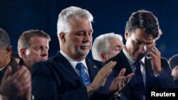 Perdana Menteri Kanada Justin Trudeau (kanan) tampak menangis saat menghadiri pemakaman korban penembakan di Quebec Islamic Cultural Centre, di Montreal, Quebec, pada 2 Februari 2017. (Reuters/Chris Wattie)