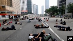 彻夜留守的抗议者在立法会附近的一条大路上休息。(2019年6月17日)
