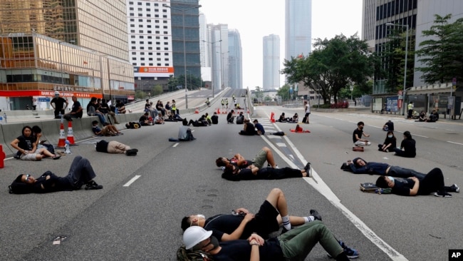 彻夜留守的抗议者在立法会附近的一条大路上休息。(2019年6月17日)