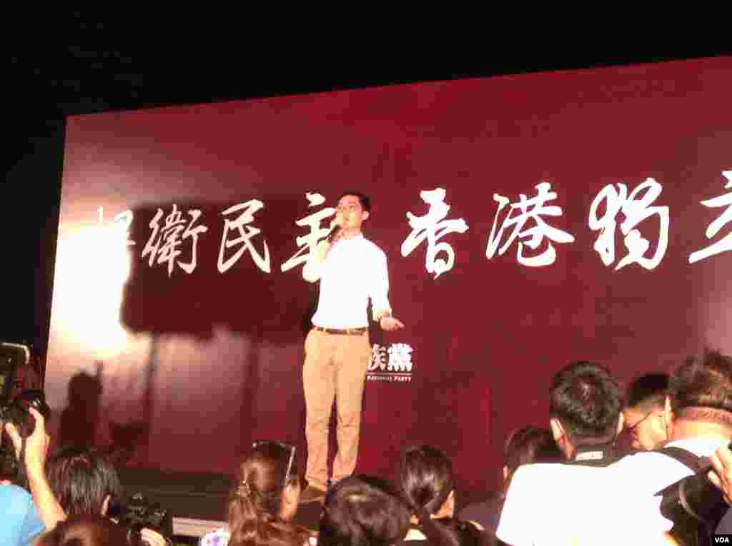 香港民族党召集人陈浩天演讲(美国之音海彦拍摄)