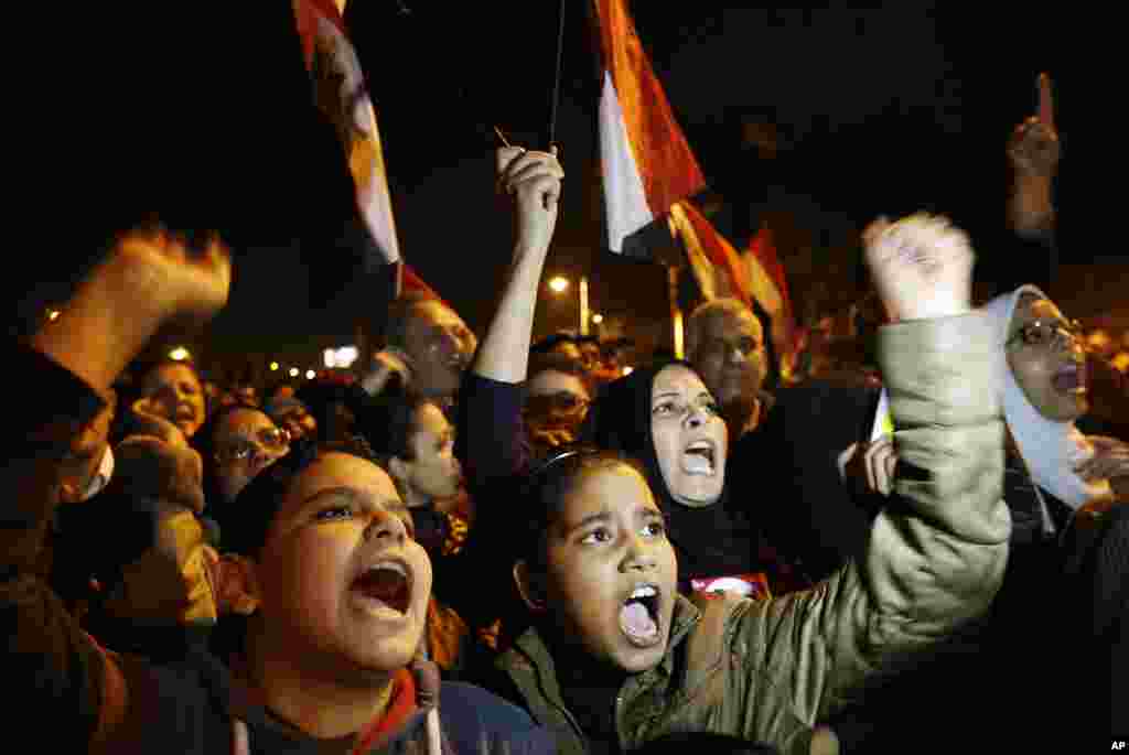 Etiraz&ccedil;ılar prezident sarayının qarşısında ke&ccedil;irilən n&uuml;mayişdə ş&uuml;arlar hayqırırlar. Qahirə, Misir, 9 dekabr 2012.