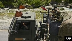 印度軍隊士兵駕駛軍車行駛在通往中印兩國邊界爆發軍事衝突地區的道路上。（2020年6月17日）