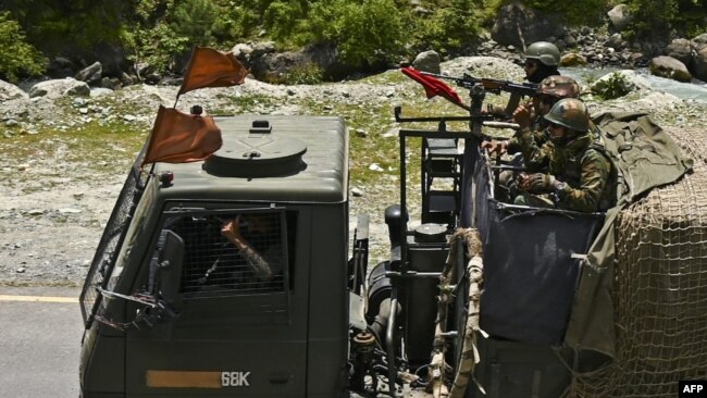 印度军队士兵驾驶军车行驶在通往中印两国边界爆发军事冲突地区的道路上。（2020年6月17日）
