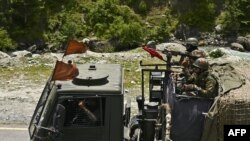 印度军队士兵驾驶军车行驶在通往中印边境加勒万河谷的道路上。（2020年6月17日）