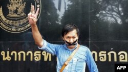 Phóng viên Pravit Rojanaphruk tự dán miệng của mình trước căn cứ quân sự ở Bankok, nơi ông bị chính quyền quân nhân triệu tập, ngày 25/5/2014.