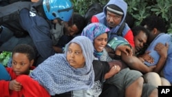 La police de Vintimille, en Italie tentent de déplacer des réfugiés érythréens et soudanais de leur campements près de la frontière française, 16 juin 2015 (AP photo)