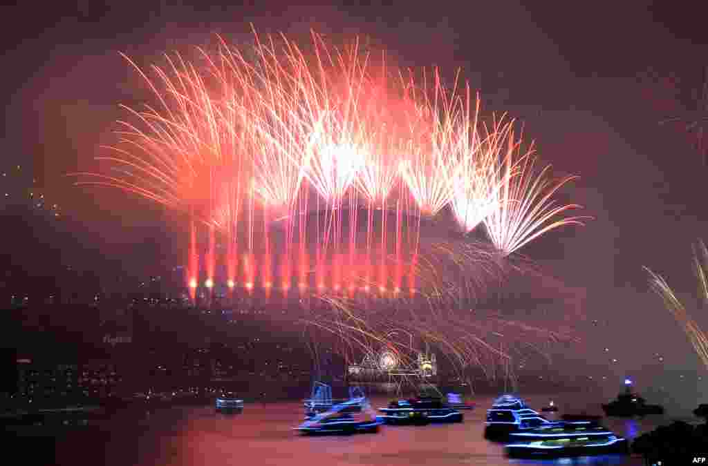 Perayaan kembang api mewarnai malam pergantian tahun baru 2018 di Harbour Bridge, Sydney, Australia.