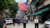 Massa berbaris dengan mengibarkan bendera federal saat mendukung emerintah Persatuan Nasional atau National Unity Government (NUG) yang baru-baru ini diumumkan di Yangon, Myanmar, 18 April 2021. (Foto: Reuters)