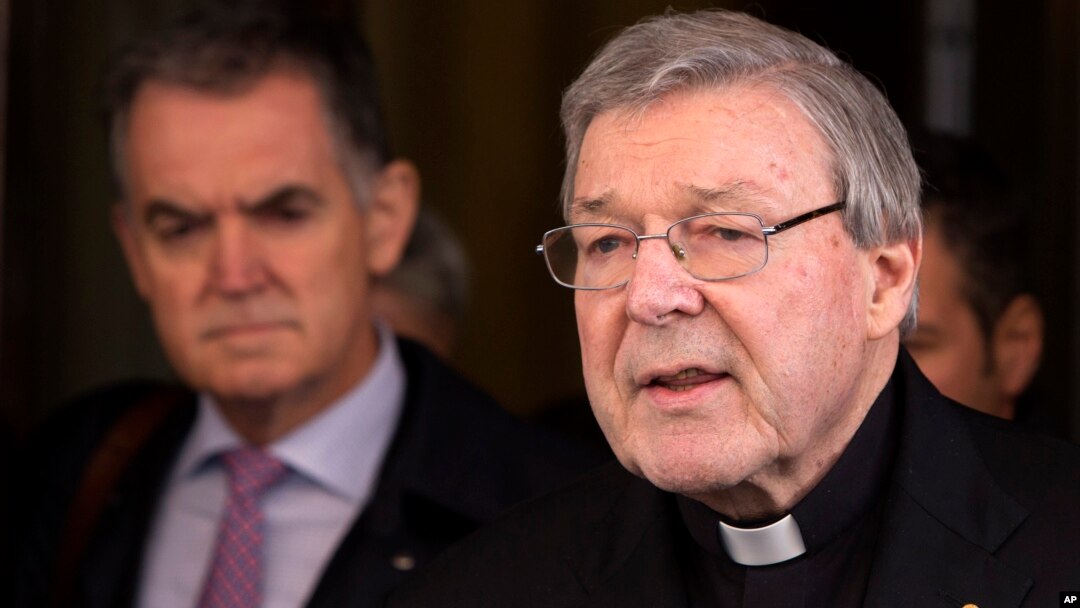 Kardinal Australia, George Pell (kanan) membacakan pernyataan tertulis kepada wartawan di Roma, Kamis (3/3).