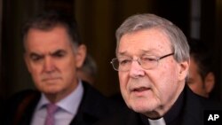 Kardinal George Pell membacakan pernyataan kepada para wartawan setelah pertemuan dengan korban dan keluarga korban pelecehan seksual di Hotel Quirinale, di Roma, 3 Maret 2016. 