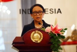 Menlu Retno Marsudi menyampaikan sambutannya saat jumpa pers bersama Menlu Jepang Toshimitsu Motegi di Jakarta, 10 Januari 2020. (Foto: REUTERS/Ajeng Dinar Ulfiana)