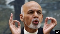 Tổng thống Afghanistan Ashraf Ghani phát biểu tại một cuộc họp báo tại phủ tổng thống ở Kabul hôm 1/10.