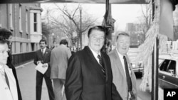 Novoizabrani predsjednik Ronald Reagan i vođa njegovog tranzicijskog tima Edwin Meese napuštaju Blair House u Washingtonu, 10. decembra 1980. godine.