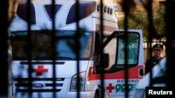 15일 중국 베이징 법원에 지난 7월 공항 폭발 사건 용의자 지증싱을 태운 것으로 보이는 구급차가 서있다. 법원은 지증싱에 징역 6년형을 선고했다.