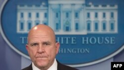 El asesor de seguridad nacional de EE.UU., H.R. McMaster, es visto durante un encuentro con la prensa en la Casa Blanca.