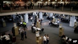 Los votantes hacen fila en un colegio electoral durante las elecciones regionales y locales, en Bogotá, Colombia, el domingo 29 de octubre de 2023