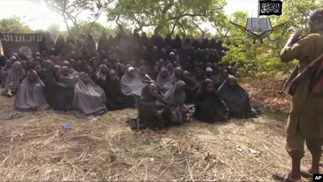 Una imagen de archivo tomada de vídeo por la red extremista islámica de Nigeria, muestra a las presuntas muchachas desaparecidas secuestradas de la ciudad noreste de Chibok.