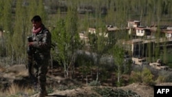 سرباز افغان در حال نگهبانی در اطراف یک مرکز دولتی در ولسوالی خواجا در ولایت غزنی که هدف حمله طالبان گرفته است - ۱۲ آوریل ۲۰۱۸ 