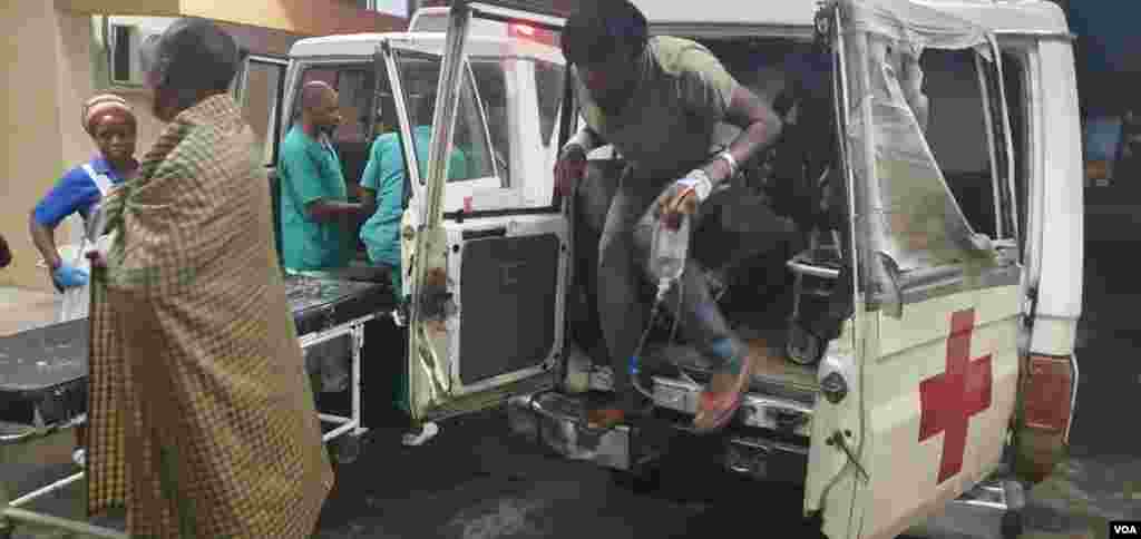 Feridos nas urgências do Hospital Central de Maputo em resultados dos protestos eleitorais em Moçambique. Fotografia de Francisco Júnior