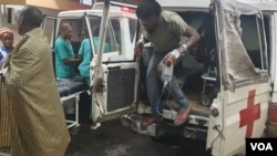 Feridos nas urgências do Hospital Central de Maputo em resultados dos protestos eleitorais em Moçambique. Fotografia de Francisco Júnior