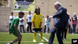 Sepp Blatter donne le coup d'envoie à un match lors de l'innauguration d'un stadedans le villade de Dura Al-Qari près de Ramalah, le 20 mai 2015.