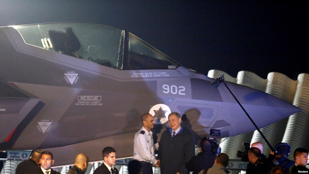 Thủ tướng Israel Benjamin Netanyahu (bên phải) đứng cạnh một chiếc máy bay tiêm kích F-35 vừa đáp xuống căn cứ không quân Nevatim, Israel, 12/12/2016.