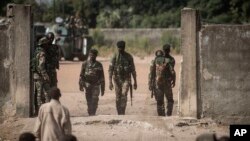 Soldats sénégalais en poste à la frontière entre la Gambie et le Sénégal dans la ville de Karang, Sénégal, 20 janvier 2017.