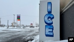 El depósito de hielo de una tienda de conveniencia es una señal de los tiempos en un ventoso día de invierno en Bismarck, Dakota del Norte, el jueves 19 de diciembre de 2024. (Foto AP/Jack Dura).