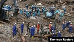 نیروهای امدادی در حال کمک در مراسم سیل‌زده در جنوب ژاپن