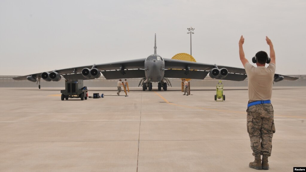 Un bombardier B-52 de l'US Air Force sur la base aérienne d'Al Udeid, au Qatar, le 9 avril 2016. Ces bombardiers sont destinés à la lutte contre le groupe Etat islamique en Irak et en Syrie.