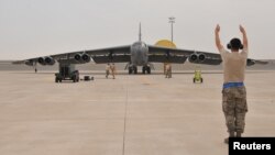 26-aprel kuni Qatardagi Al-Udaid havo bazasiga AQShning ikki B-52 bombardimonchi samolyoti uchib keldi. 