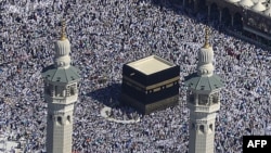 Tín đồ Hồi giáo hành hương đi bộ quanh Kaaba, một tòa kiến trúc khổng lồ hình khối nơi kết Viên Đá Đen, di vật linh thiêng nhất trong đạo Hồi, ngày 7/11/2011