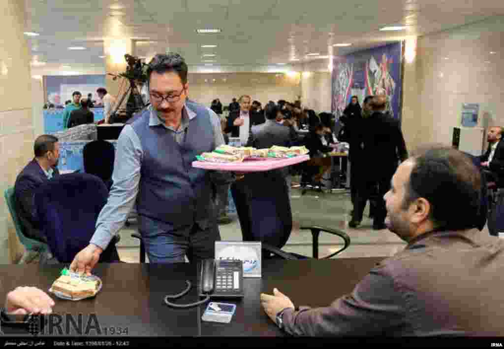 پخش شیرینی برای شیرین کردن فضای انتخاباتی عکس: مجتبی محمدلو