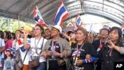 Para demonstran anti-pemerintah meneriakkan slogan sebagai aksi protes menentang pelaksanaan pemilu di distrik Hat Yai, provinsi Songkhla, selatan Thailand (2/2).