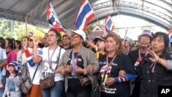 Người biểu tình chống chính phủ hô khẩu hiệu trong cuộc biểu tình phản đối cuộc bầu cử trong tỉnh Songkhia, miền nam Thái Lan