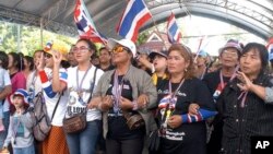ထိုင်းနိုင်ငံတောင်ပိုင်း၊ ဆွန်ခလခရိုင်၊ ဟတ်ရိုင်ဒေသမှာ လက်ရှိရွေးကောက်ပွဲကို ကန့်ကွက်ပြီး ကြွေးကြော်ချီတက်နေသူများ။ (ဖေဖော်ဝါရီ ၂၊ ၂၀၁၄)