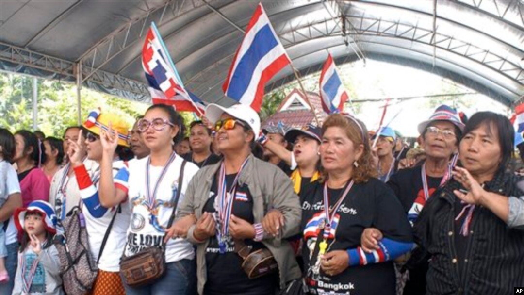 Para demonstran anti-pemerintah dalam protes melawan pemilihan umum di distrik Hat Yai, provinsi Songkhla, Thailand selatan (2/2). (AP/Sumeth Panpetch)