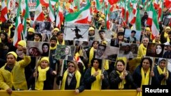 فعالان حقوق بشر در پاریس به خاطر ادامۀ اعدام در ایران، هنگام ورود رئیس جمهور روحانی به پاریس مظاهره کردند.