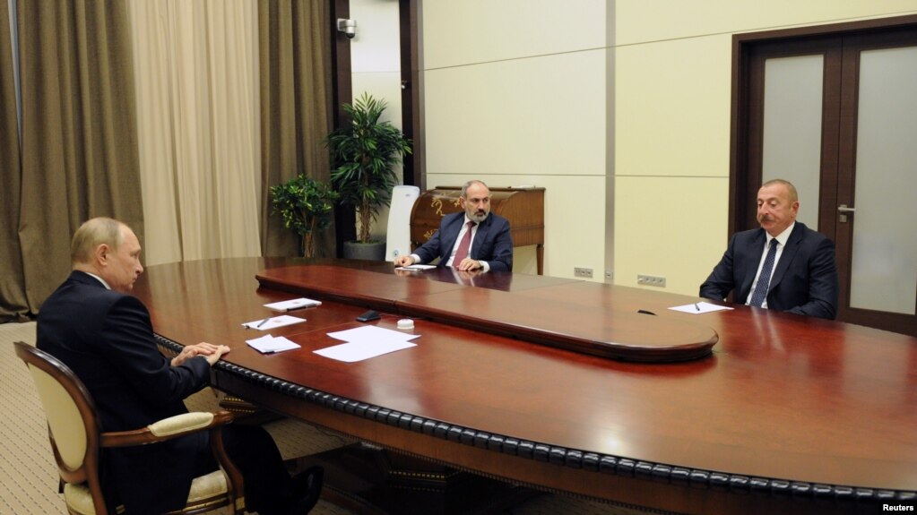 资料照片：俄罗斯总统普京，亚美尼亚总理帕希尼扬和阿塞拜疆总统阿利耶夫2021年11月26日在俄罗斯索契出席三边会议。(路透社照片)(photo:VOA)